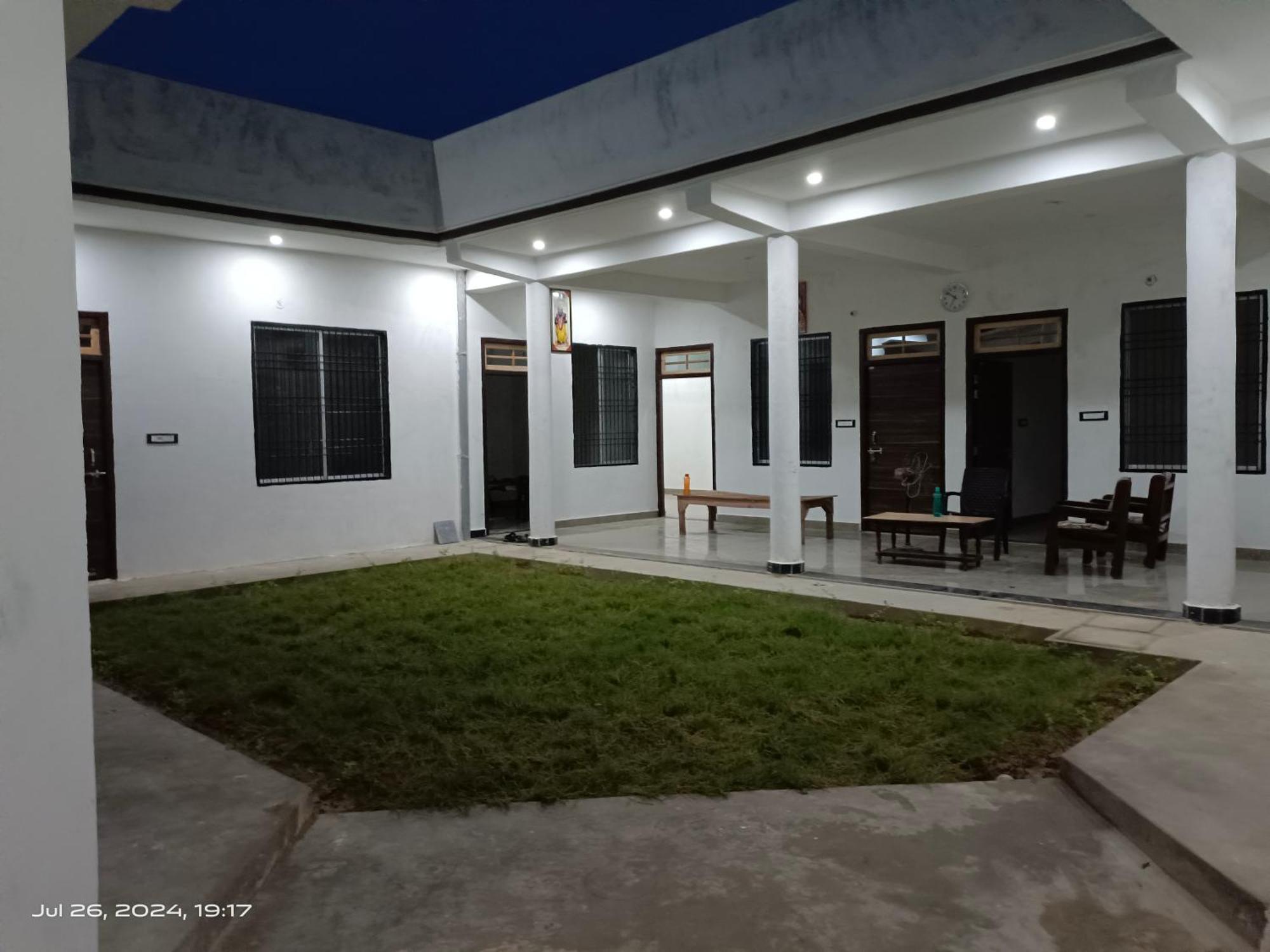 Homestay B D House *